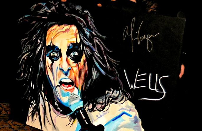 Alice Cooper signs Wells painting of him “INSANE”