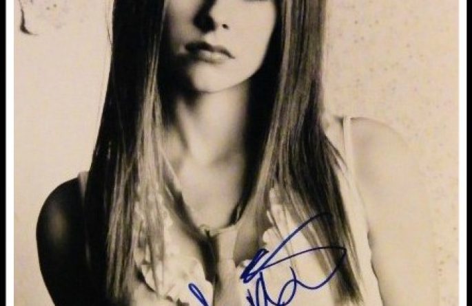 Avril Lavigne Signed 8×10 Photograph