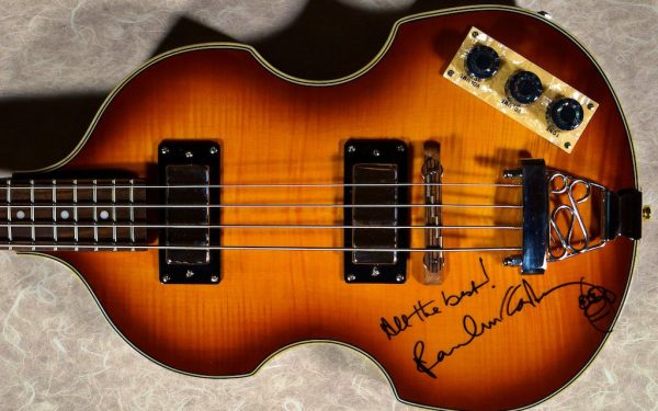 Paul McCartney – Epiphone Viola Hofner Style Bass