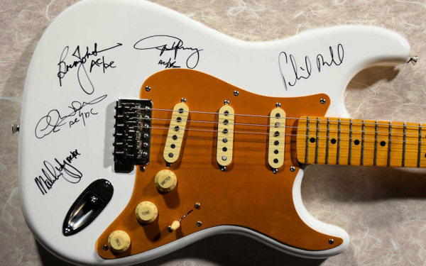 AC/DC – Fender Squier Stratocaster
