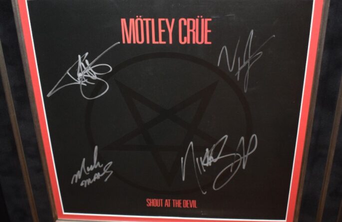 Motley Crue – Shout At The Devil