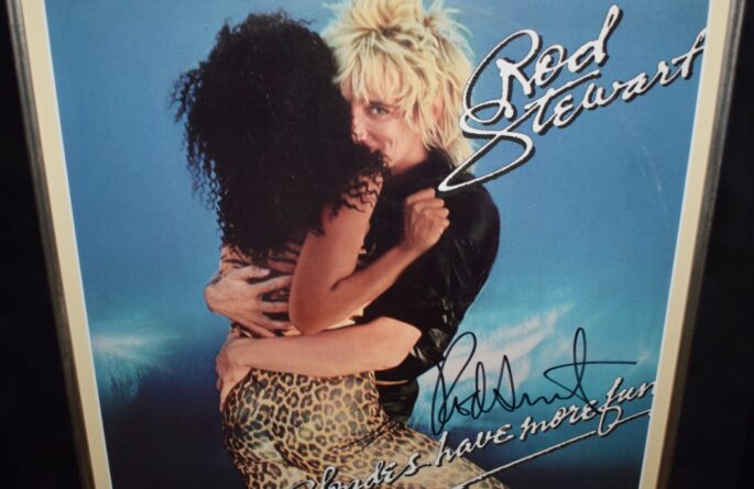 Rod Stewart – Blondes Have More Fun