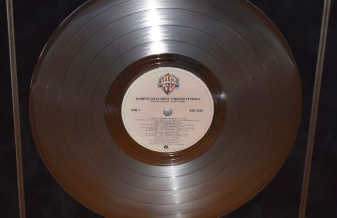 Rod Stewart – Blondes Have More Fun