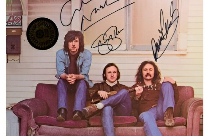 Crosby, Stills, Nash – Debut
