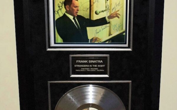 Frank Sinatra & The Rat Pack – Strangers In The Night