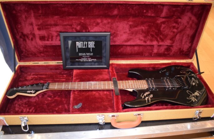 Motley Crue – Fender Stratocaster Squier Stagemaster