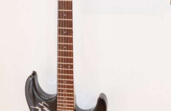 Motley Crue – Fender Stratocaster Squier Stagemaster