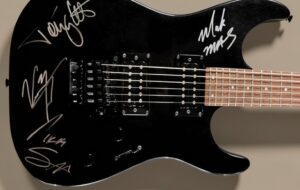 Motley Crue – Fender Stratocaster Squier Stagemaster