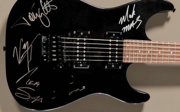 Motley Crue – Fender Stratocaster Squier Stagemaster