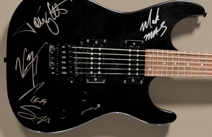 Motley Crue – Fender Stratocaster Squier Stagemaster